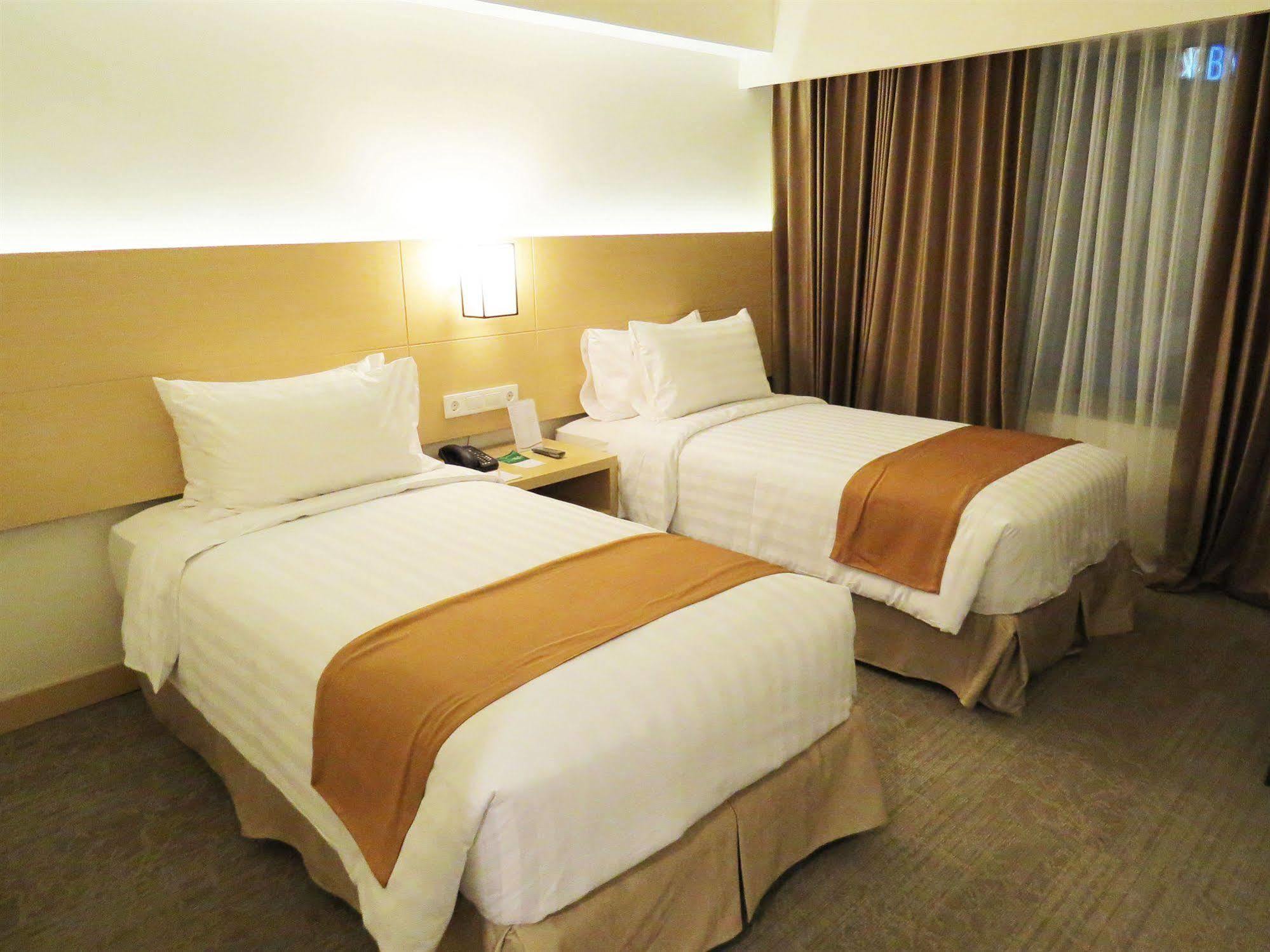 Golden City Hotel And Convention Center - Chse Certified Semarang Bagian luar foto