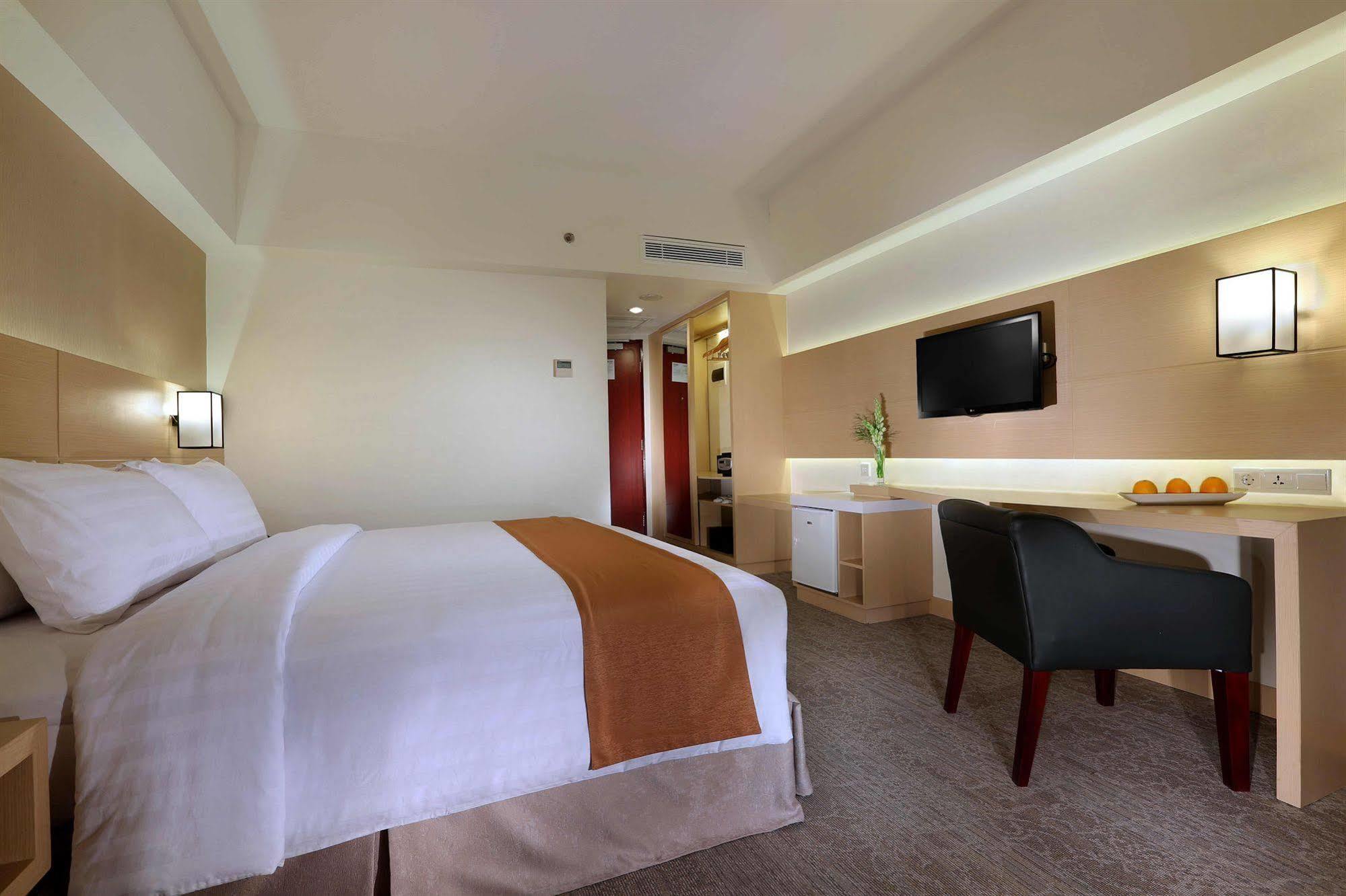 Golden City Hotel And Convention Center - Chse Certified Semarang Bagian luar foto