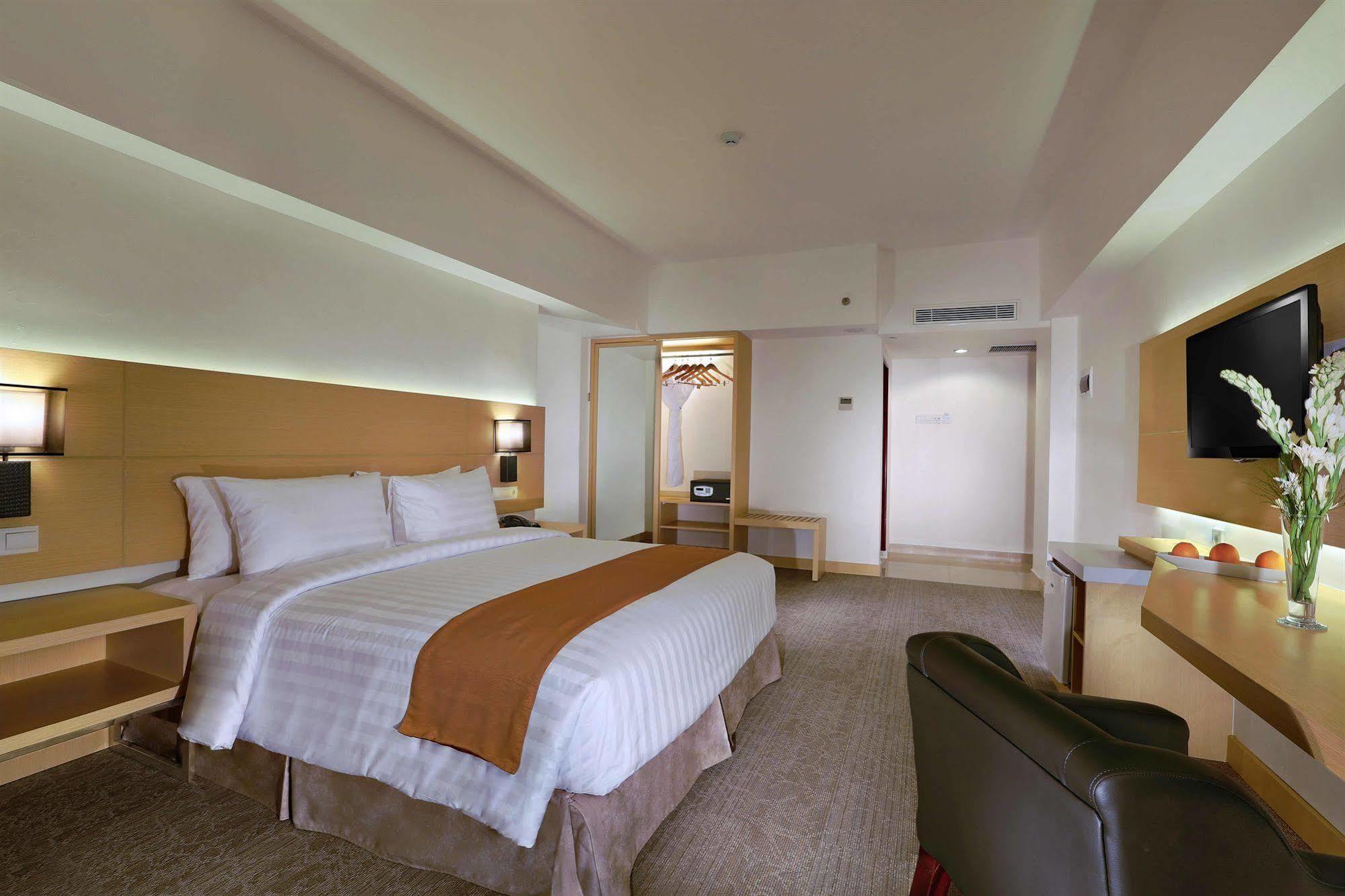 Golden City Hotel And Convention Center - Chse Certified Semarang Bagian luar foto