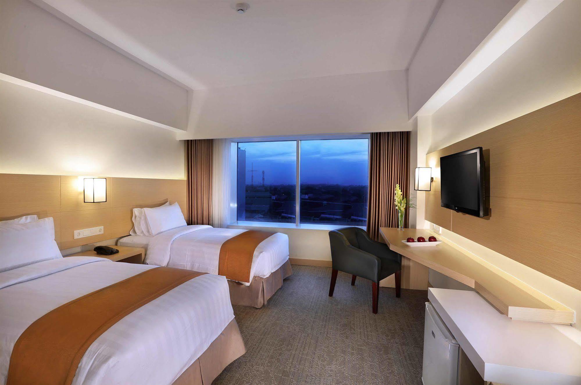 Golden City Hotel And Convention Center - Chse Certified Semarang Bagian luar foto